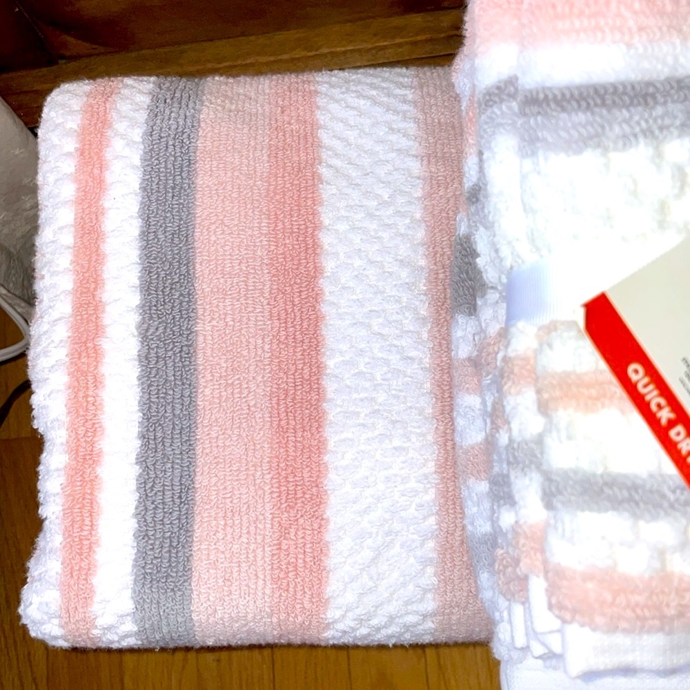 🛁Bath Towel Set in soft shades of pink, gray and white 🛁 NWT🛁 - Picture 7 of 11